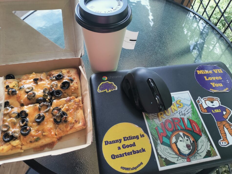 Coffee, breakfast pizza, and blogging. (Andrew Bucholtz photo.)
